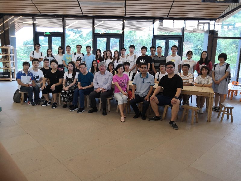 浙江大学材料学院师生于浙创3D产业园中开展课题报告